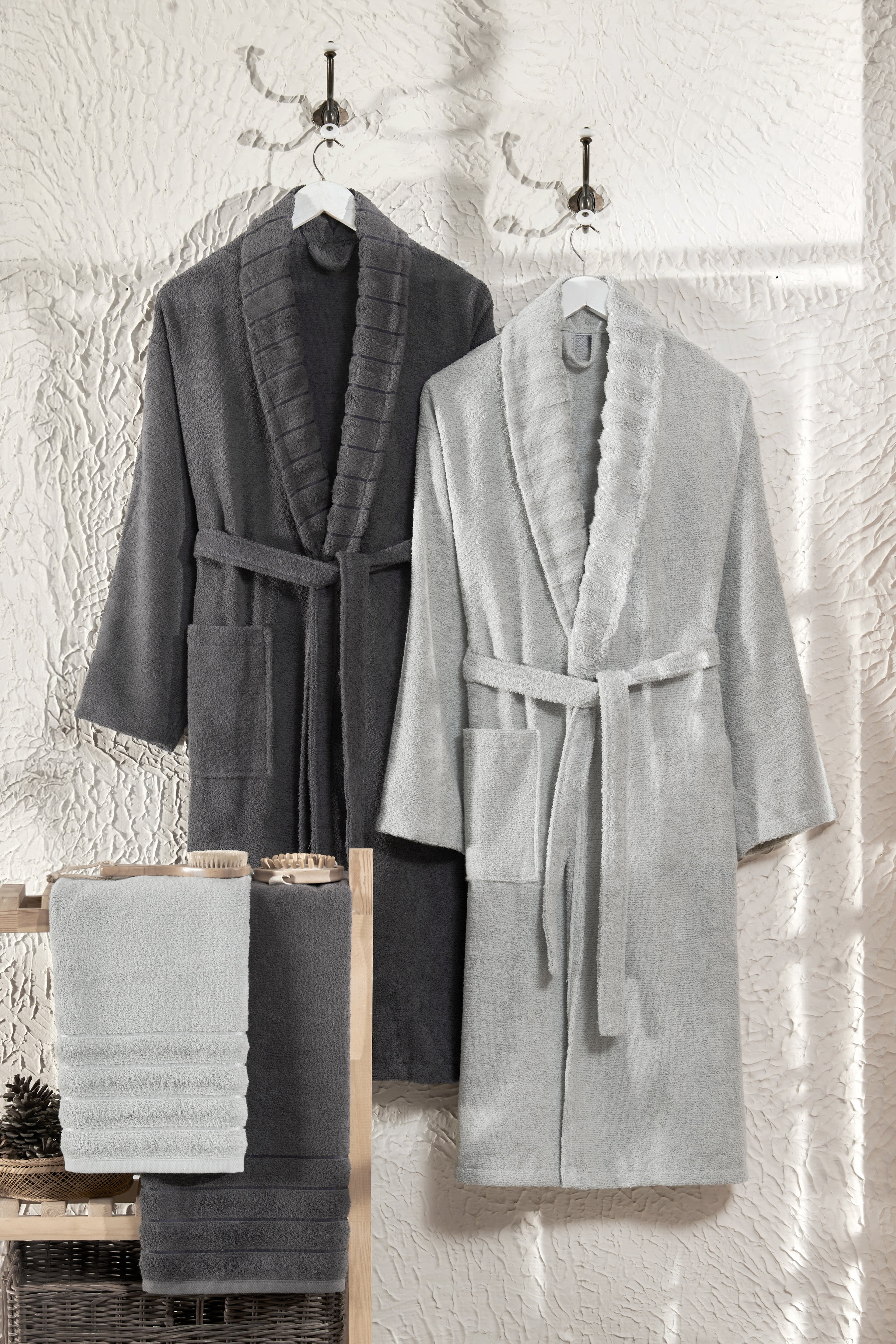 Carla- 4'lü  Havlulu Açık Gri-Antrasit Bornoz Aile Seti